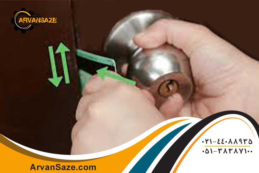 تصویری از نحوخ وارد کردن کارت در شیار درب و جهت حرکت آن برای باز نمودن درب بدون کلید